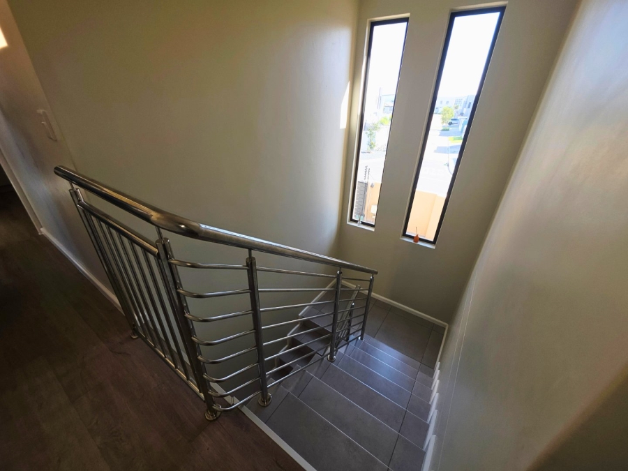 To Let 5 Bedroom Property for Rent in Sandown Western Cape